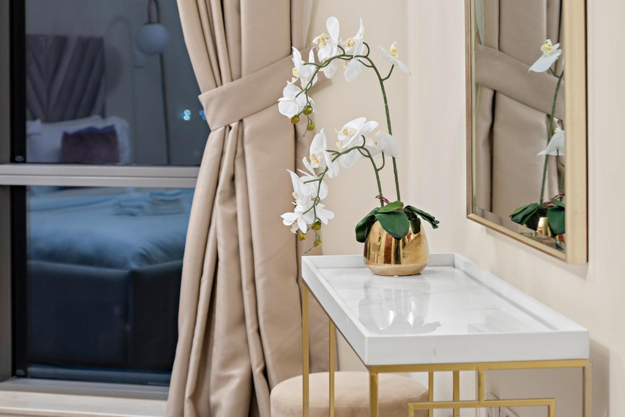 First Class 2br With Burj Khalifa & Downtown View *